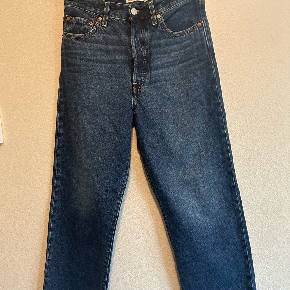 Levi’s ribcage straight ankle. Size 28.